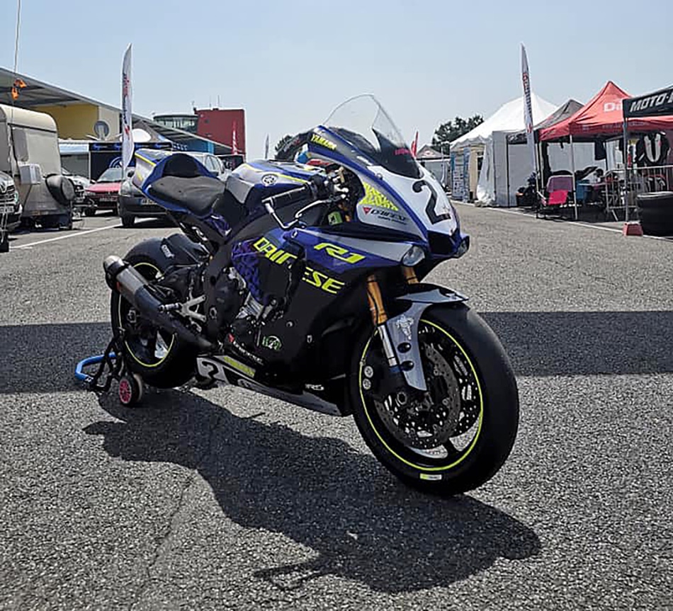 Yamaha R1 piste