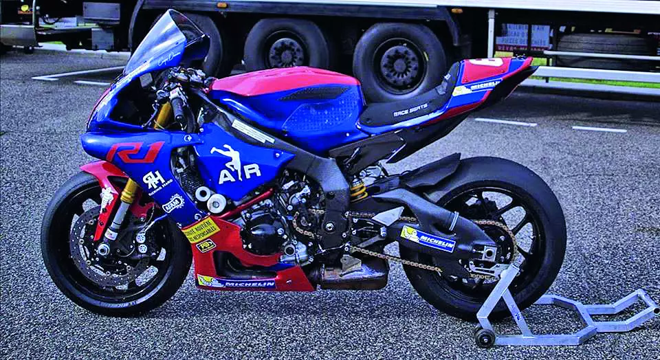 YAMAHA R1