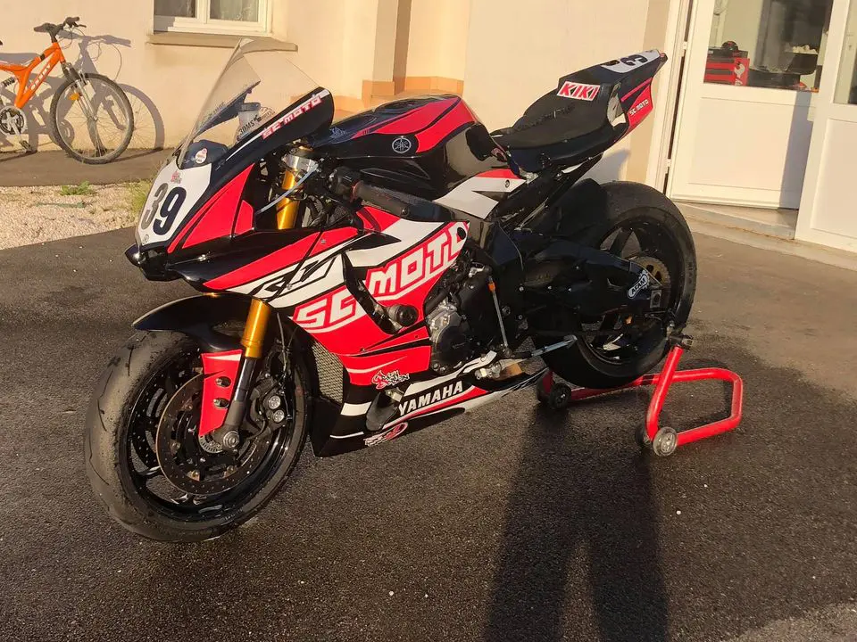 YAMAHA R1