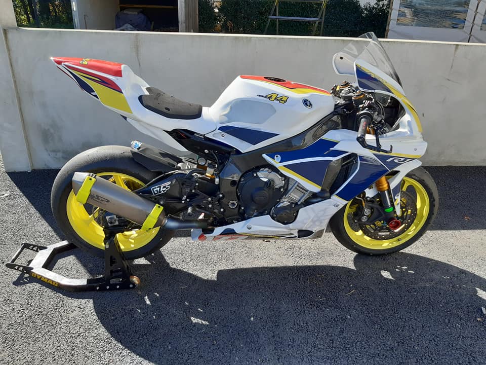YAMAHA R1 piste