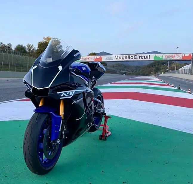 YAMAHA R1 de piste
