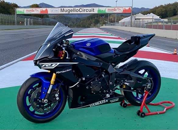 YAMAHA R1 de piste