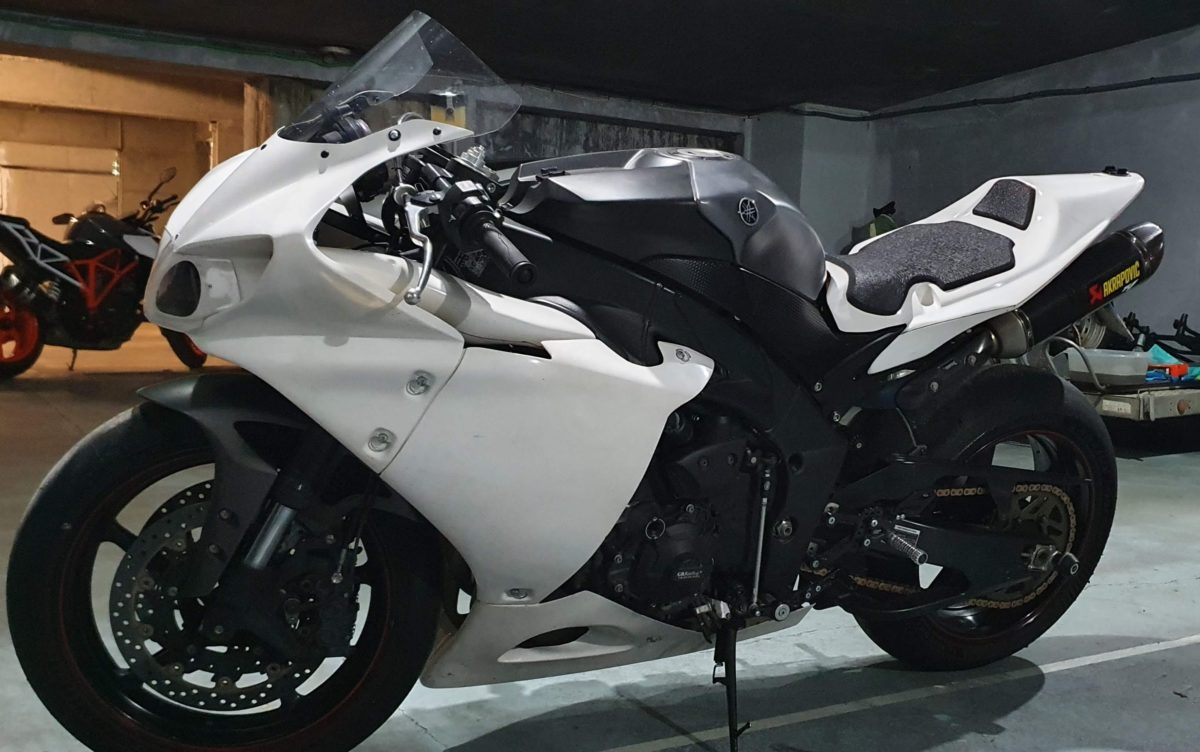 YAMAHA R1