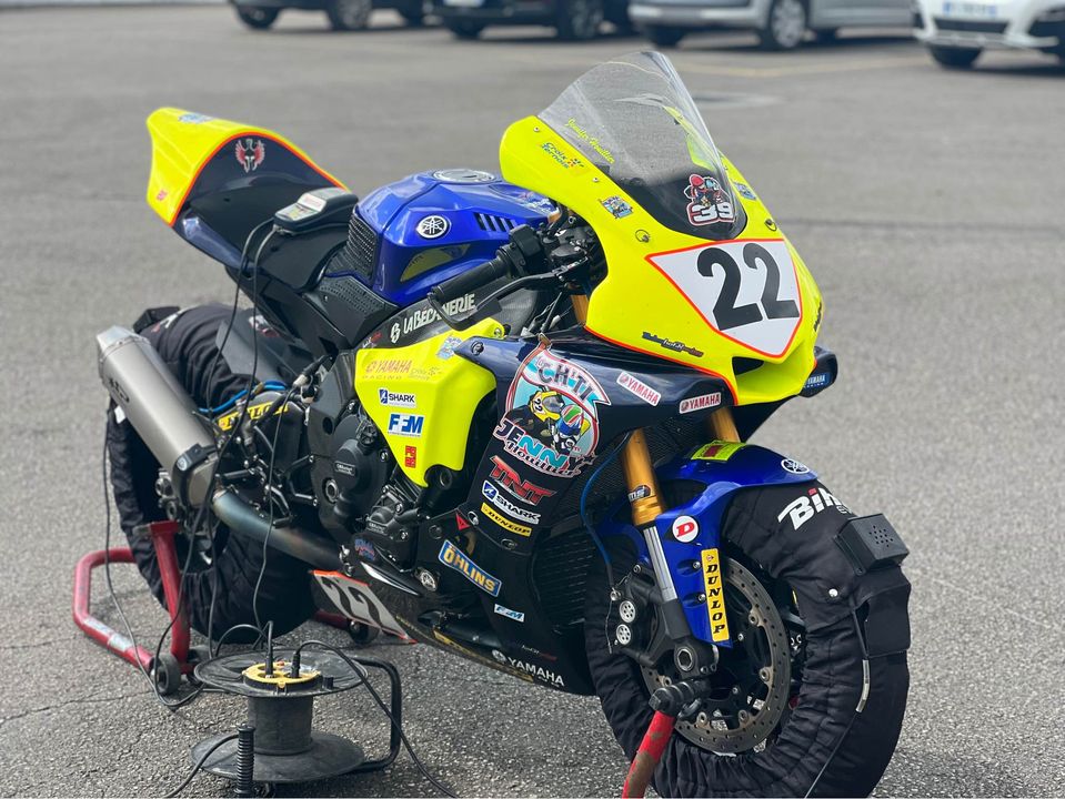 YAMAHA-R1-PISTE