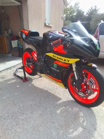 YAMAHA R1