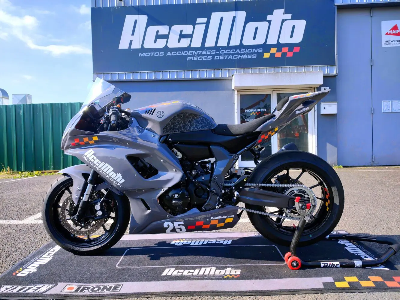 YAMAHA R7